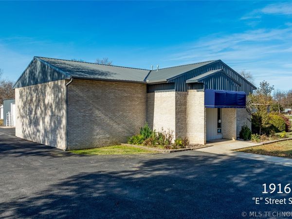 1916 E Southwest Street , Miami, OK 74354