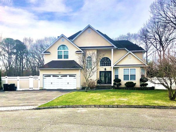 10 Debron Court, Centereach, NY 11720