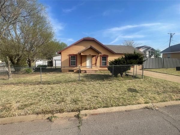 621 Nowahy Avenue, Clinton, OK 73096