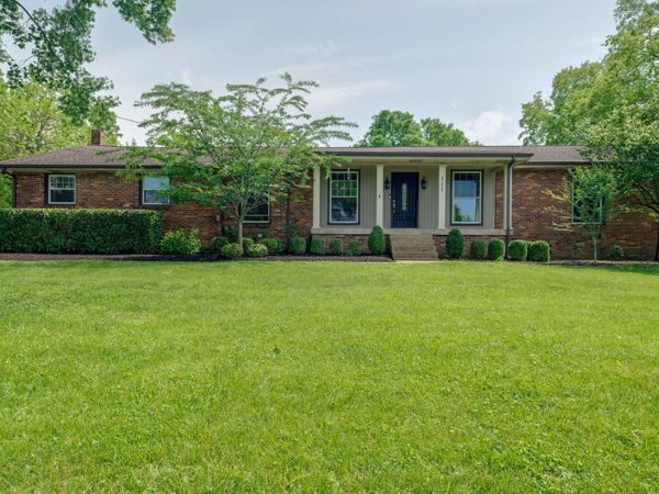 111 Pin Oak Dr, Hendersonville, TN 37075