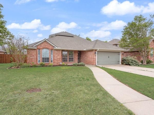 1820 Sand Stone Drive, Sanger, TX 76266