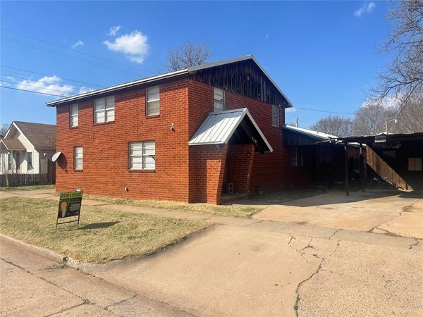 909 Court Avenue, Clinton, OK 73601