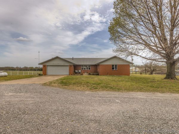 302 N Gas Street , Chouteau, OK 74337