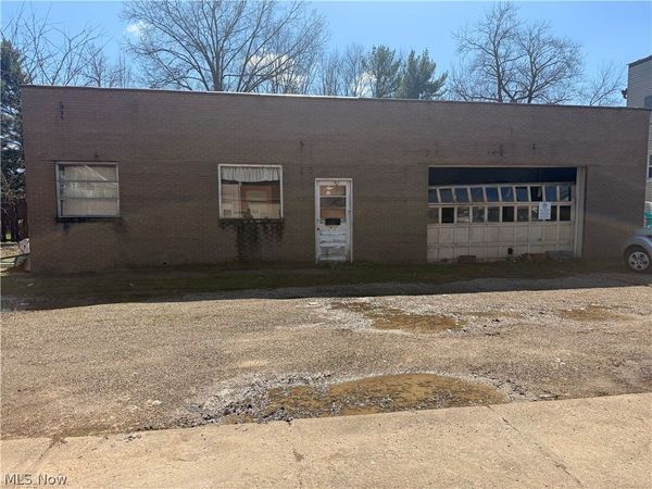 212 Trenton Avenue , Uhrichsville, OH 44683