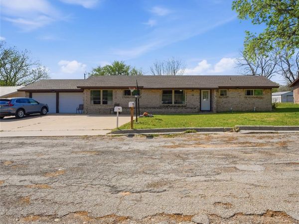 1224 N Holland Street, De Leon, TX 76444