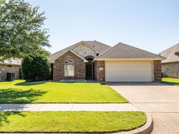 10913 Golfview Way, Benbrook, TX 76126