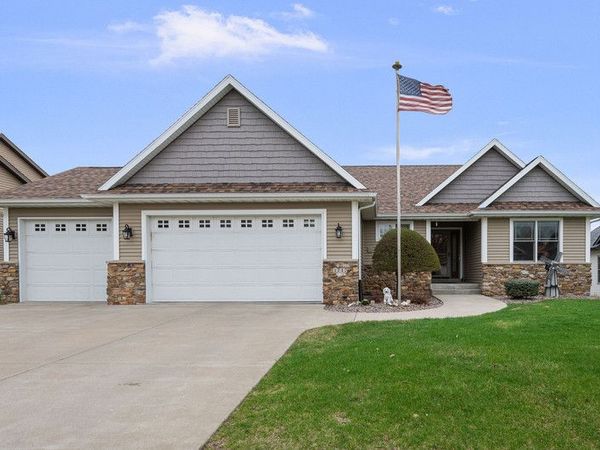 1717 E 61st Street, Davenport, IA 52807