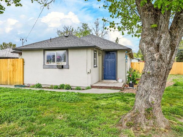 1702 SW Bridge Street, Grants Pass, OR 97526