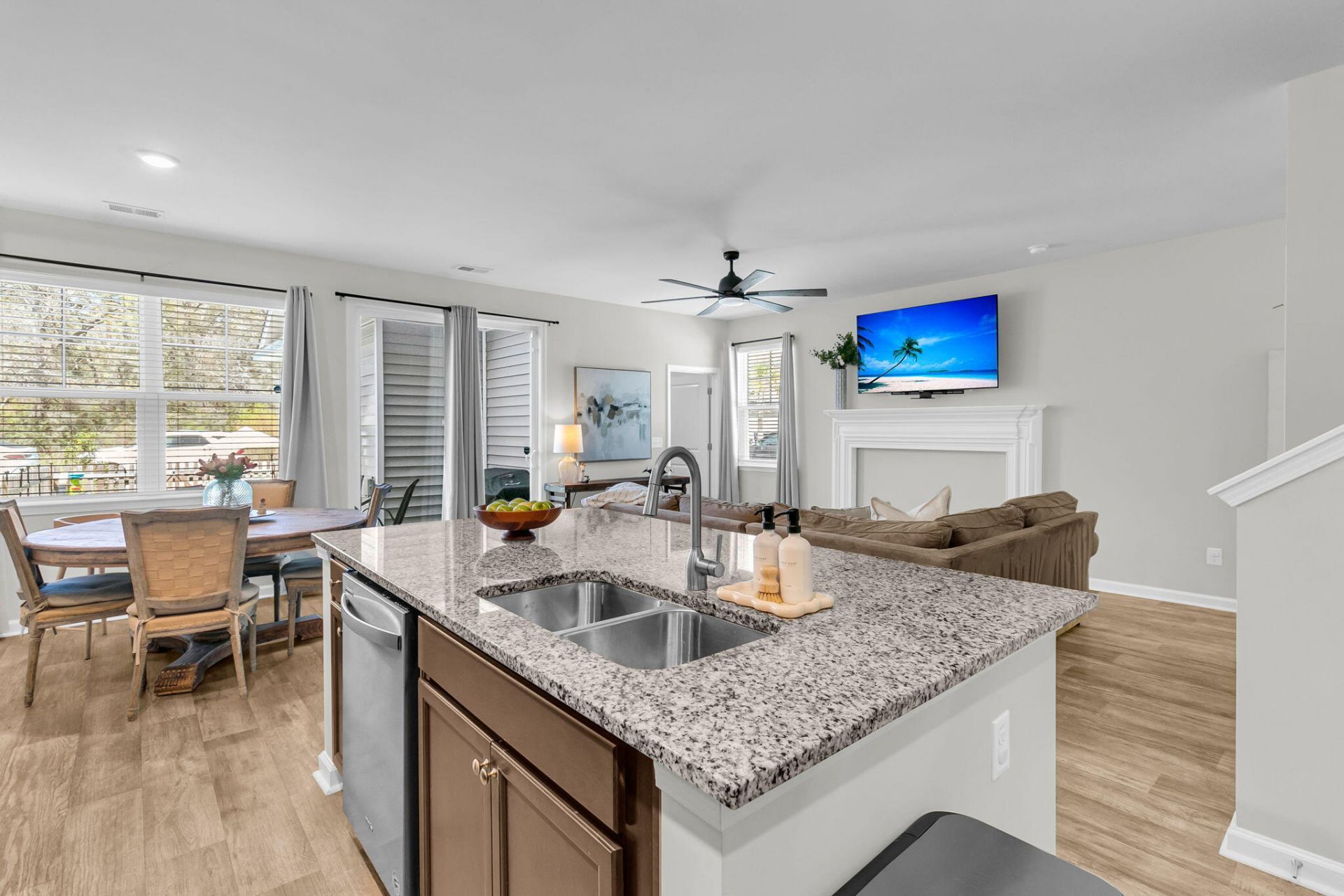 1879 Towne Street Photo 14