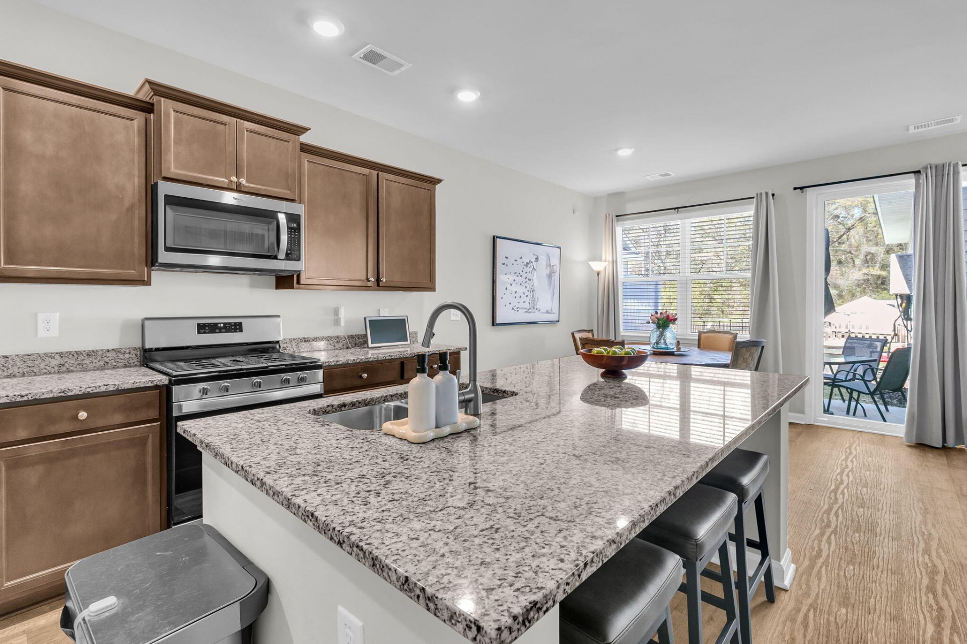 1879 Towne Street Photo 8