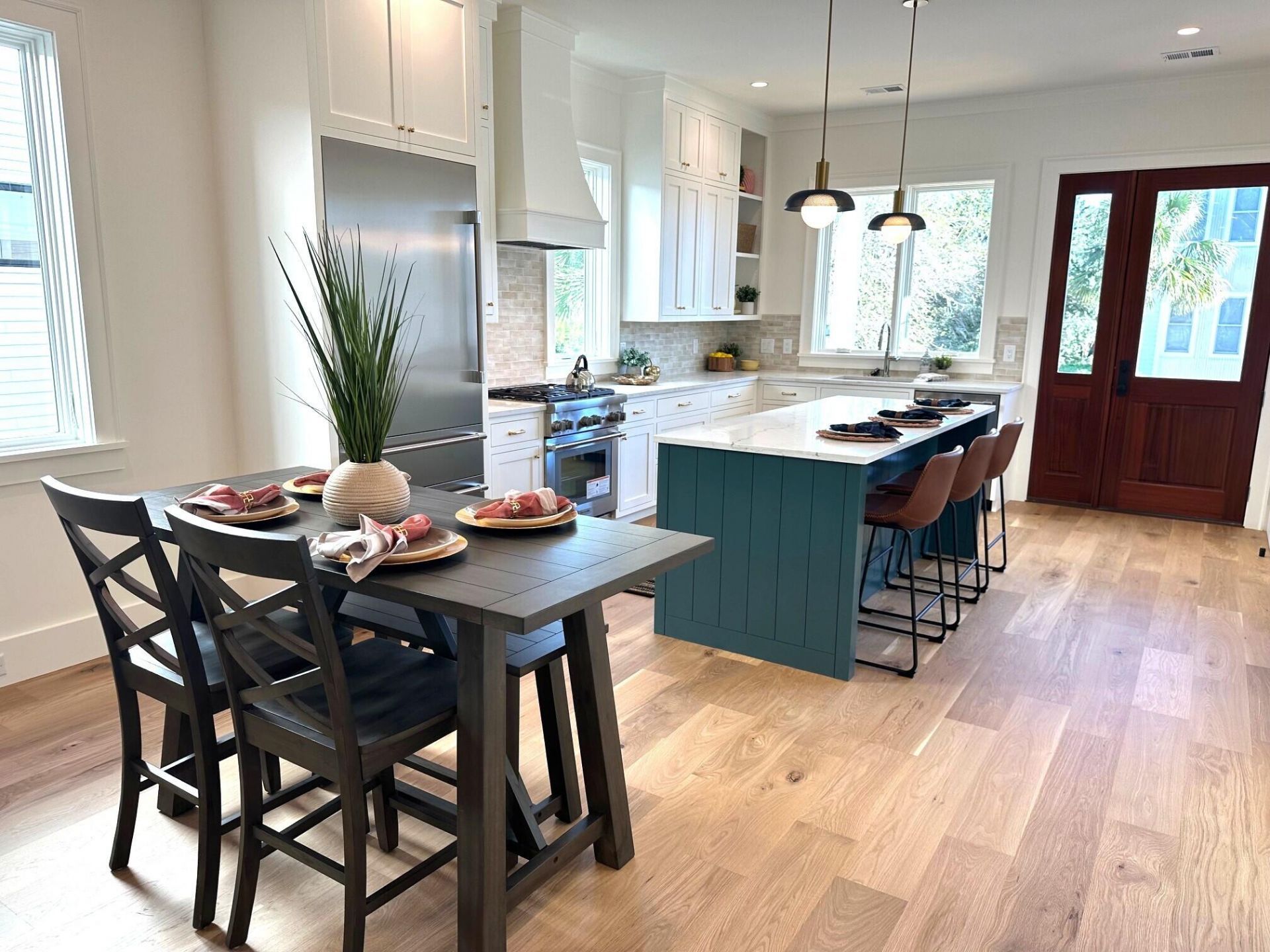 768 Gate Post Drive Photo 4