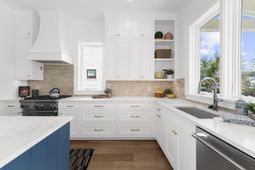 768 Gate Post Drive photo 4