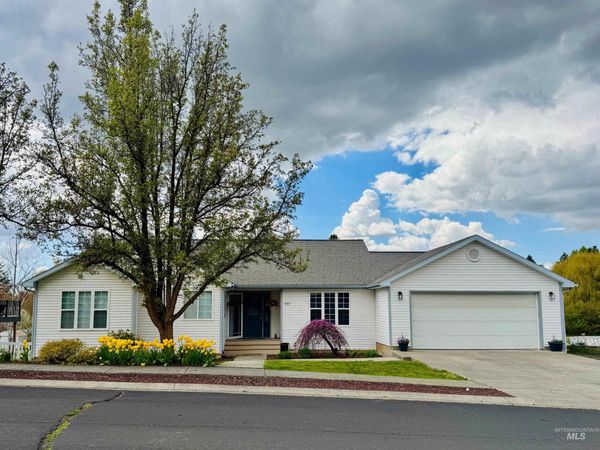 237 Sunrise Dr, Moscow, ID 83843