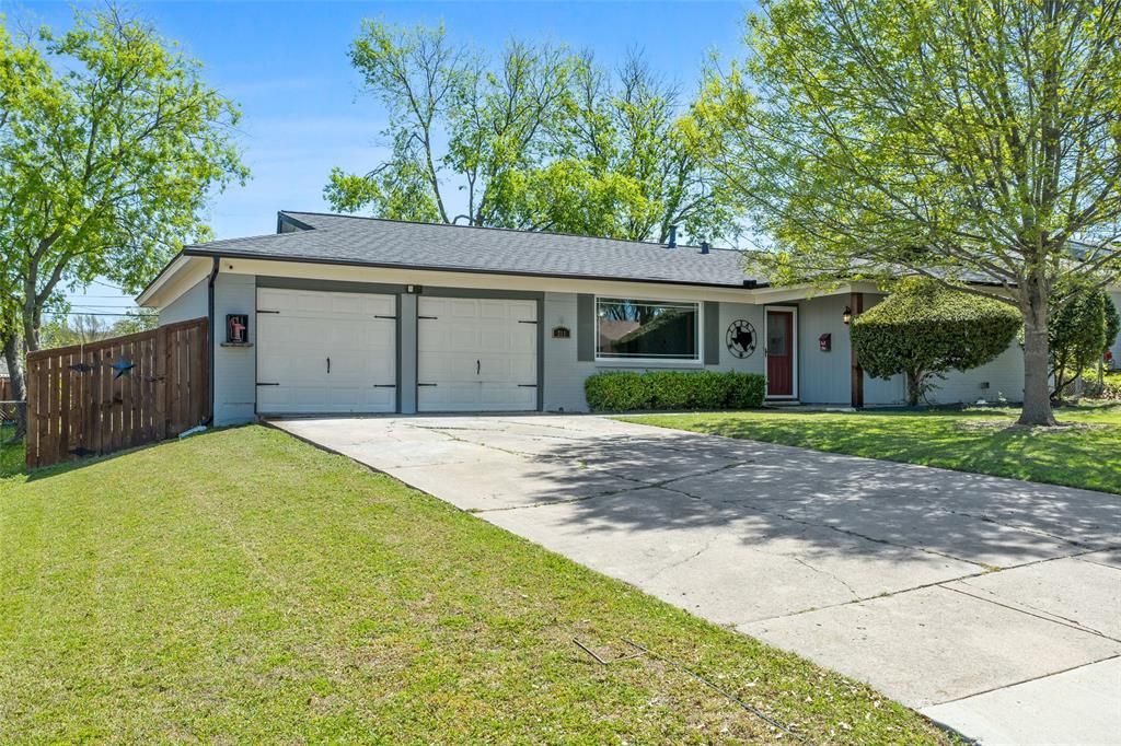 211 Mildred Lane, Benbrook, TX 76126 Main Photo