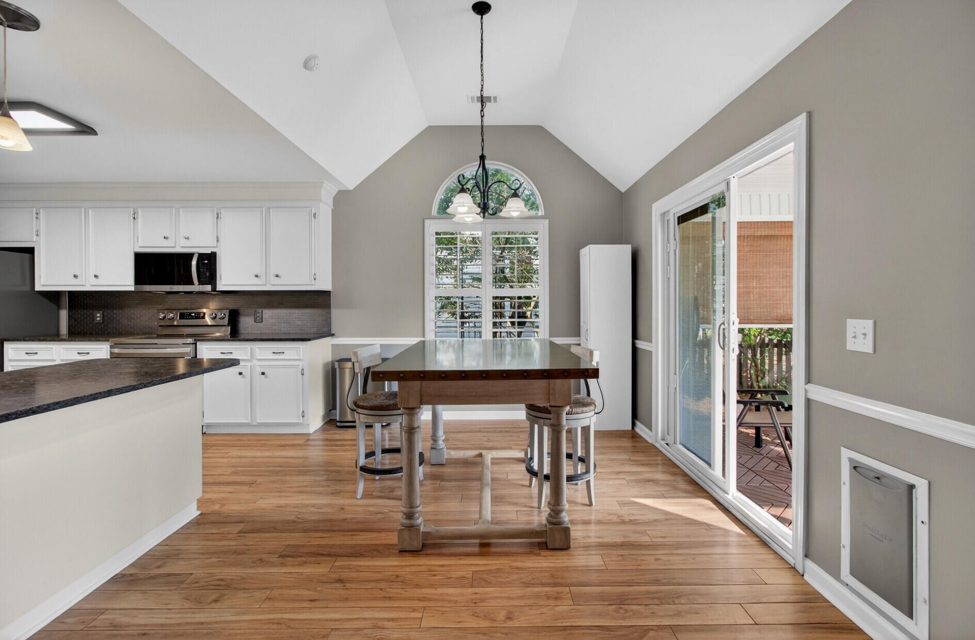 668 Majestic Oaks Drive Photo 14