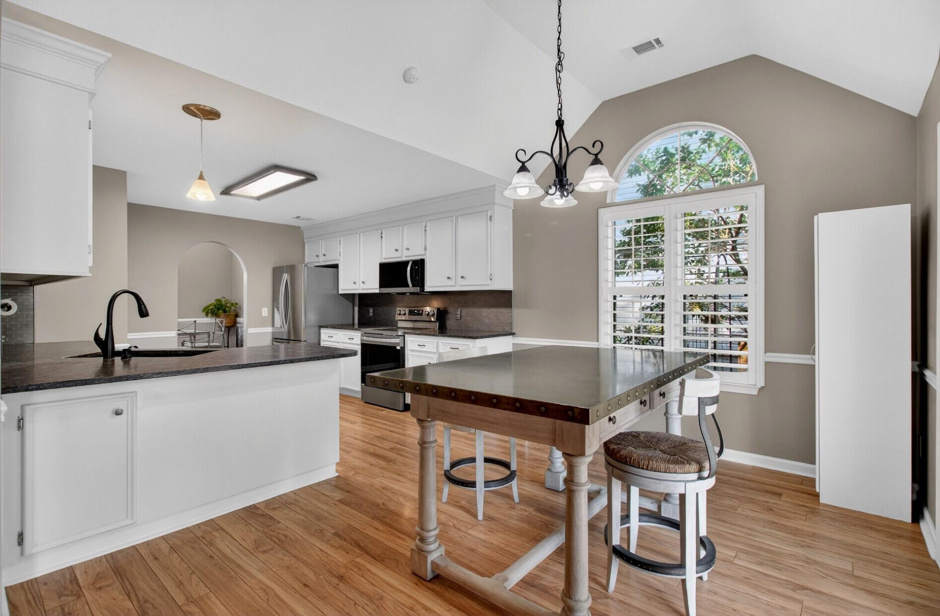 668 Majestic Oaks Drive Photo 15