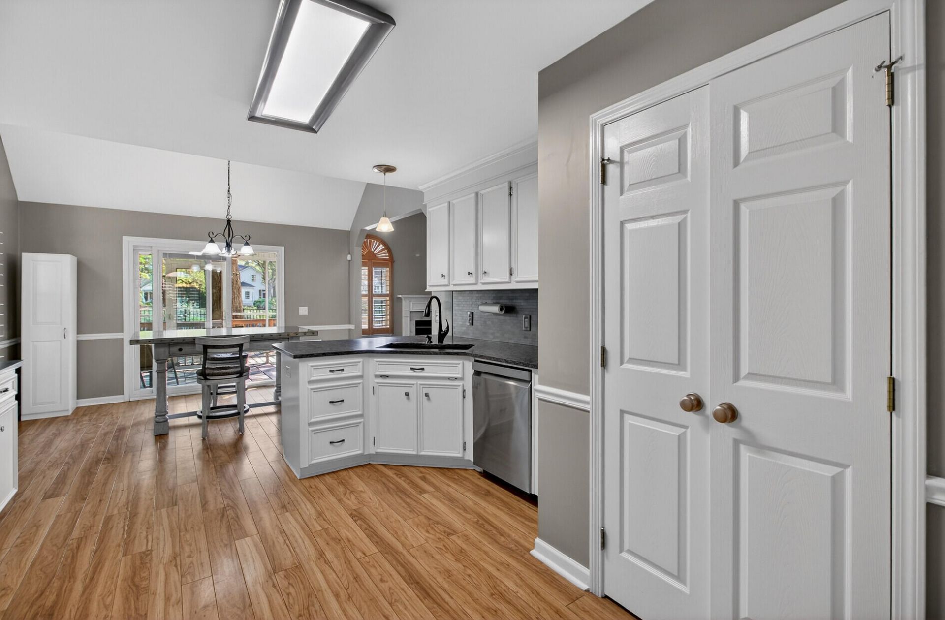 668 Majestic Oaks Drive Photo 22