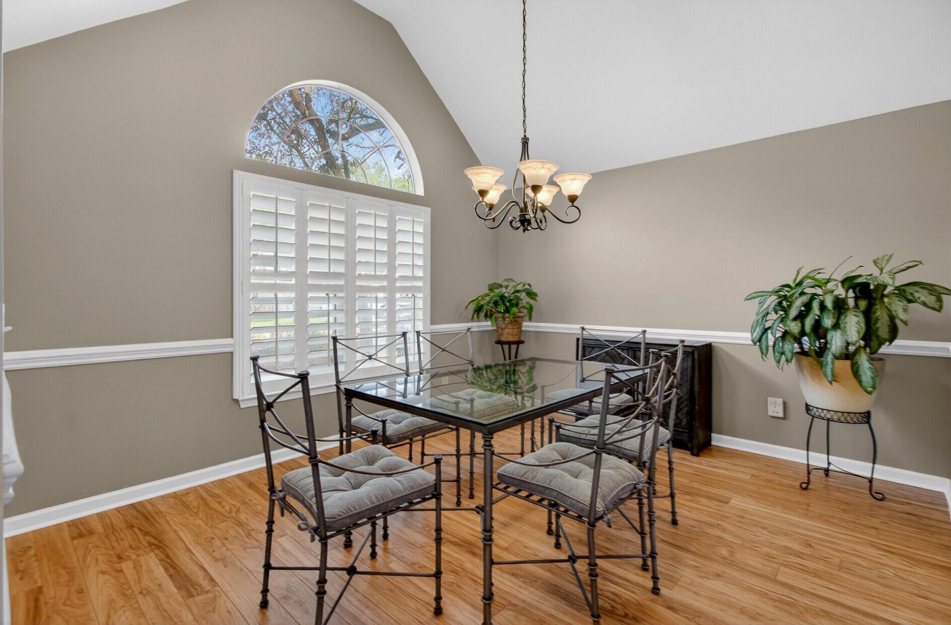 668 Majestic Oaks Drive Photo 9