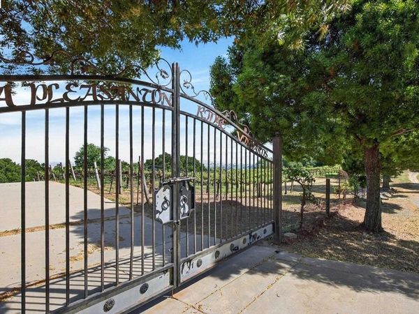 9500 Santos Ranch Rd, Pleasanton, CA 94588