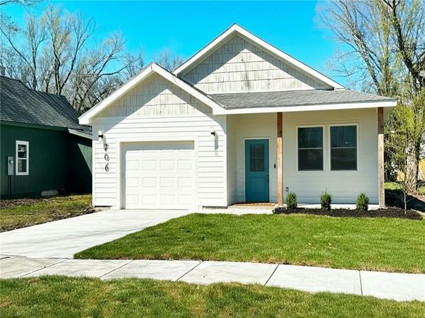706 Pacific Avenue, Osawatomie, KS 66064