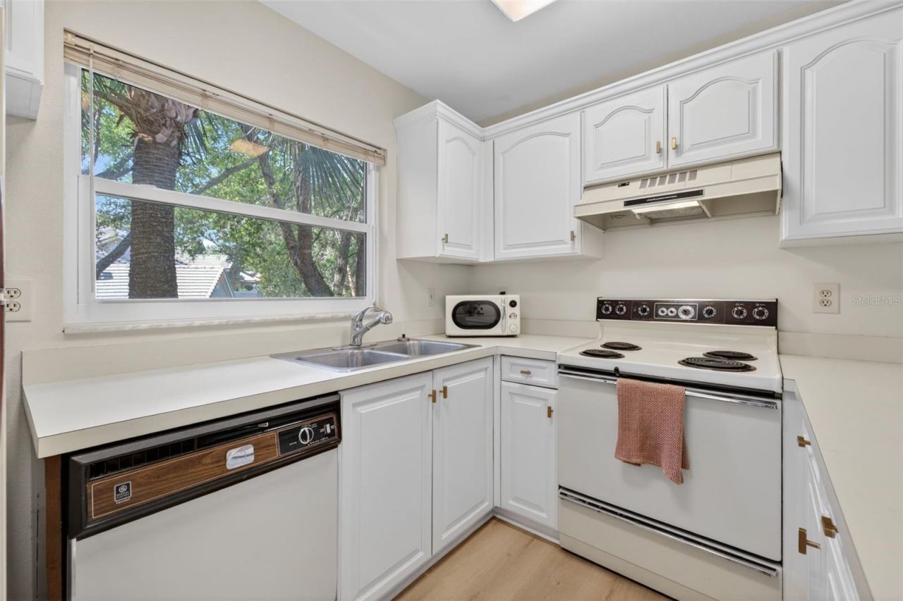 492 Santa Cruz Place Ne, Unit E, Saint Petersburg, FL 33703 Photo