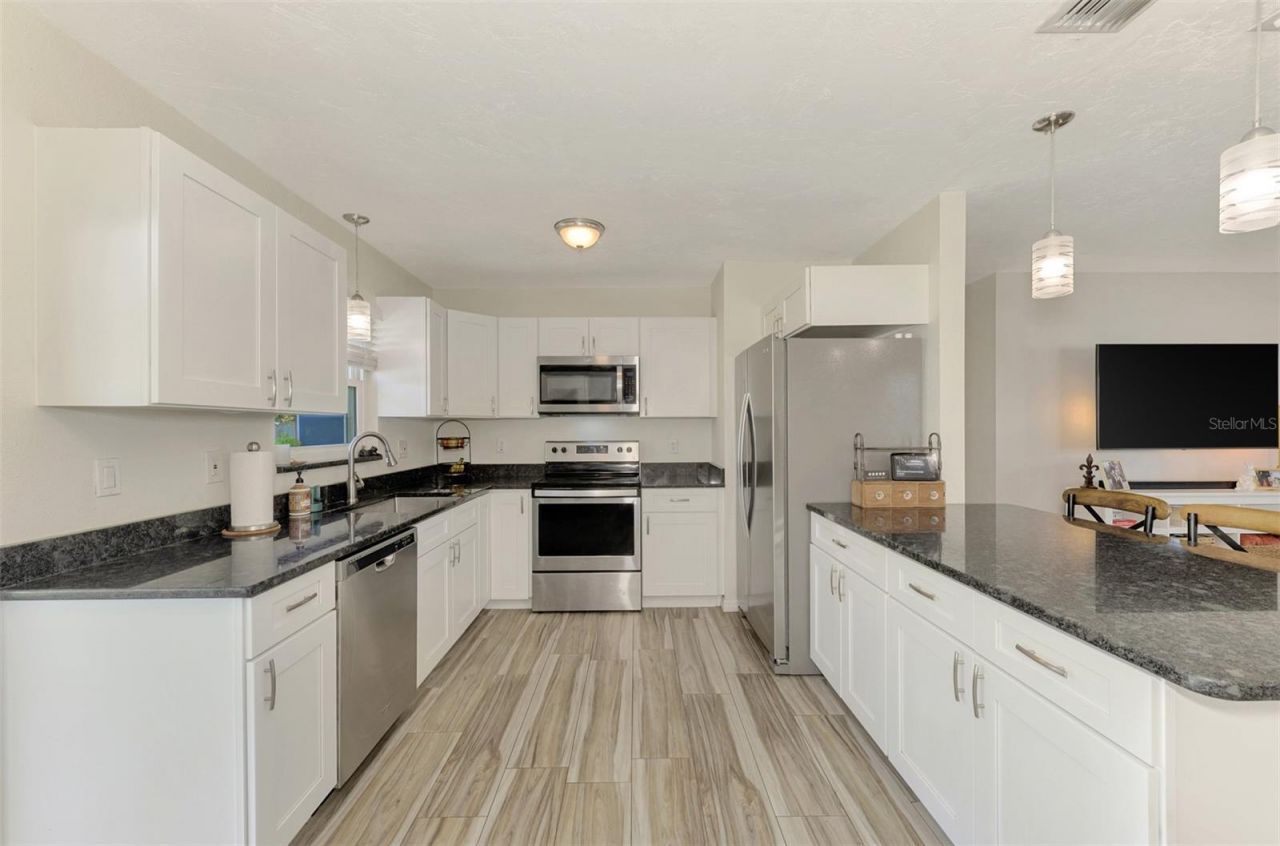 5807 28th Avenue Drive E, Bradenton, FL 34208 Photo