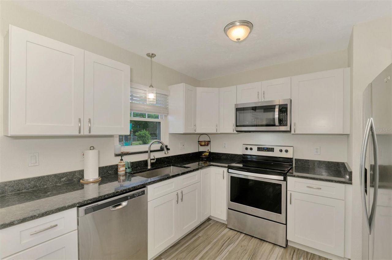 5807 28th Avenue Drive E, Bradenton, FL 34208 Photo