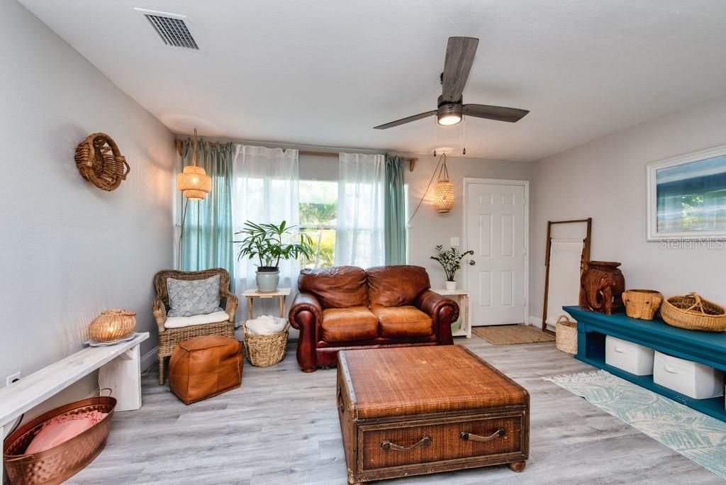 1325 54th Avenue N, Saint Petersburg, FL 33703 Photo