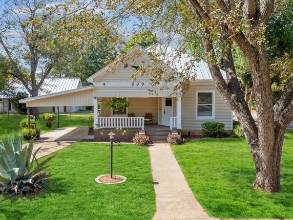 909 Hudgins ST , Smithville, TX 78957