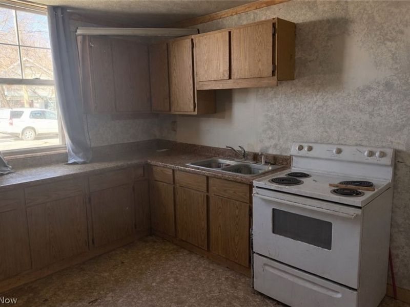 204 Trenton Avenue, Uhrichsville, OH 44683 Photo 4