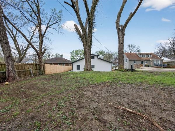 1215 E South Avenue, Independence, MO 64050