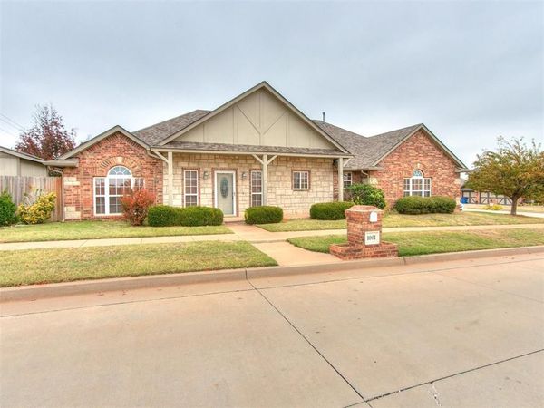 1001 N Barn Hill Way, Mustang, OK 73064