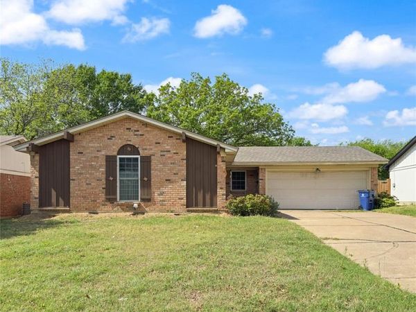 609 NW Lorna Street, Burleson, TX 76028