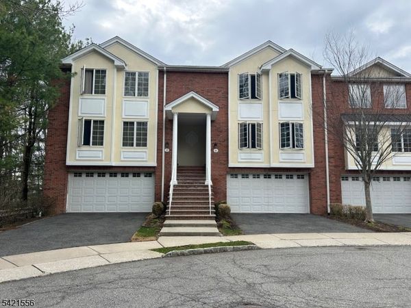 46 Skymark Ct, Upper Saddle River, NJ 07458