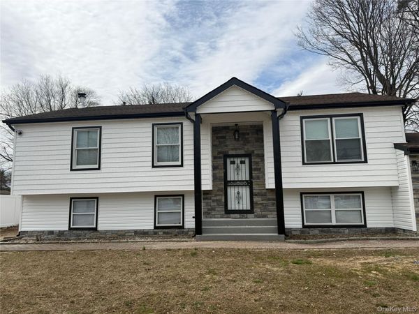 32 Grant Avenue , Brentwood, NY 11717