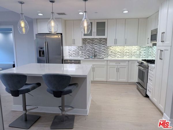 5015 Balboa Boulevard, Unit 201, Encino, CA 91316