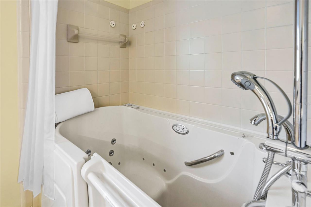 1500 Oak Forest Drive , Ormond Beach, FL 32174 Photo