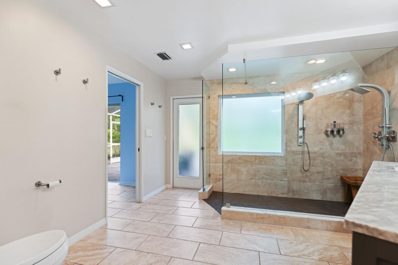 5208 Laurel Pointe Drive , Valrico, FL 33596 Photo