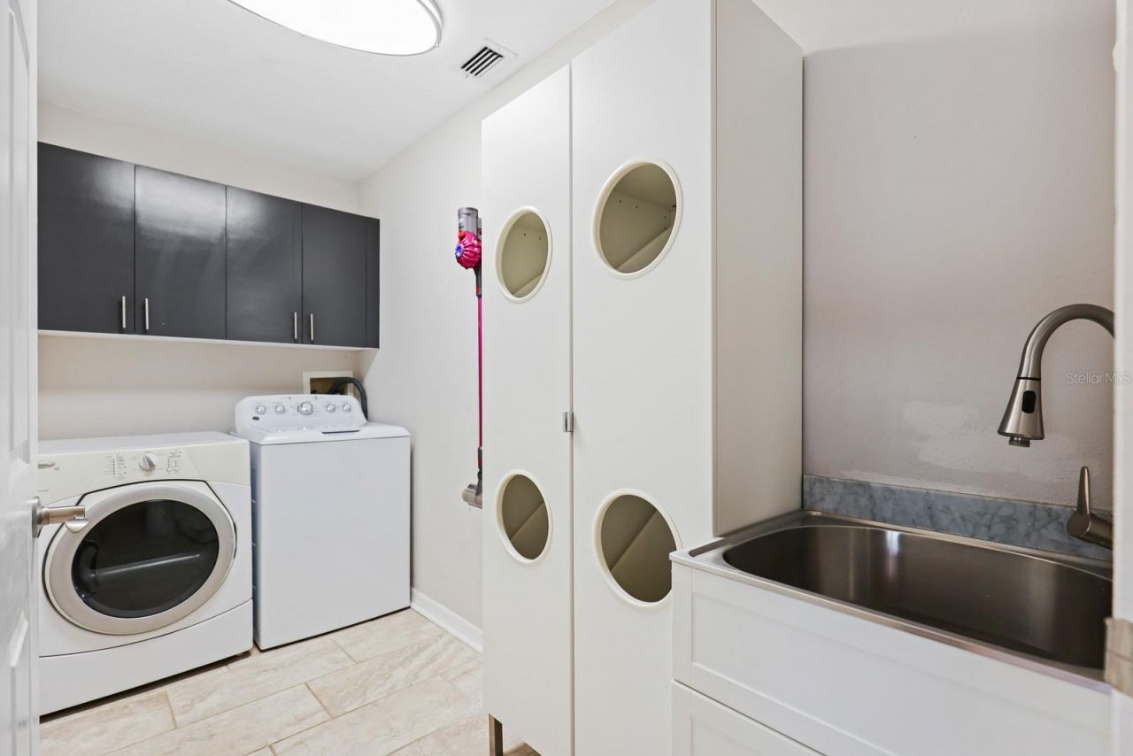 5208 Laurel Pointe Drive , Valrico, FL 33596 Photo