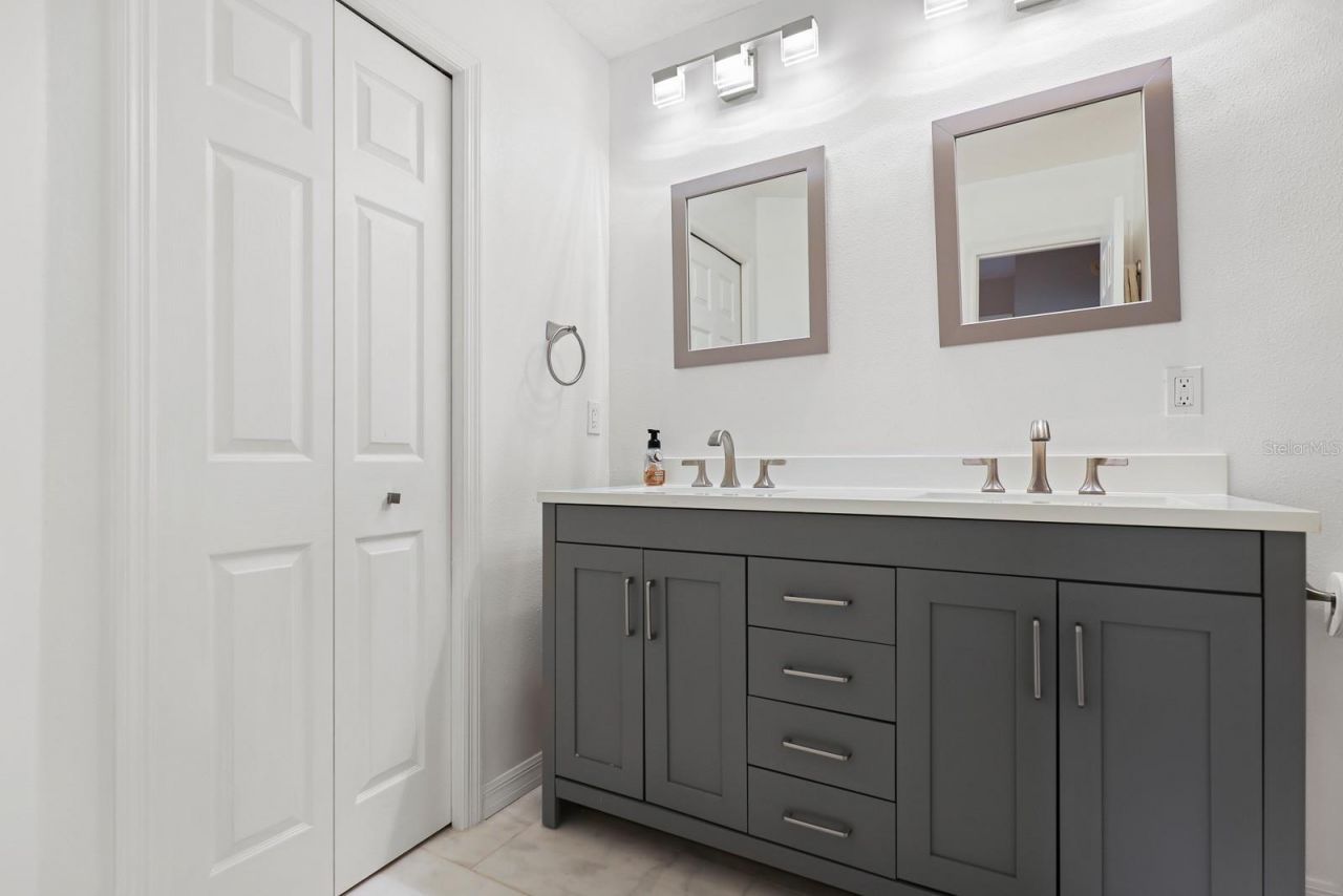 5208 Laurel Pointe Drive , Valrico, FL 33596 Photo