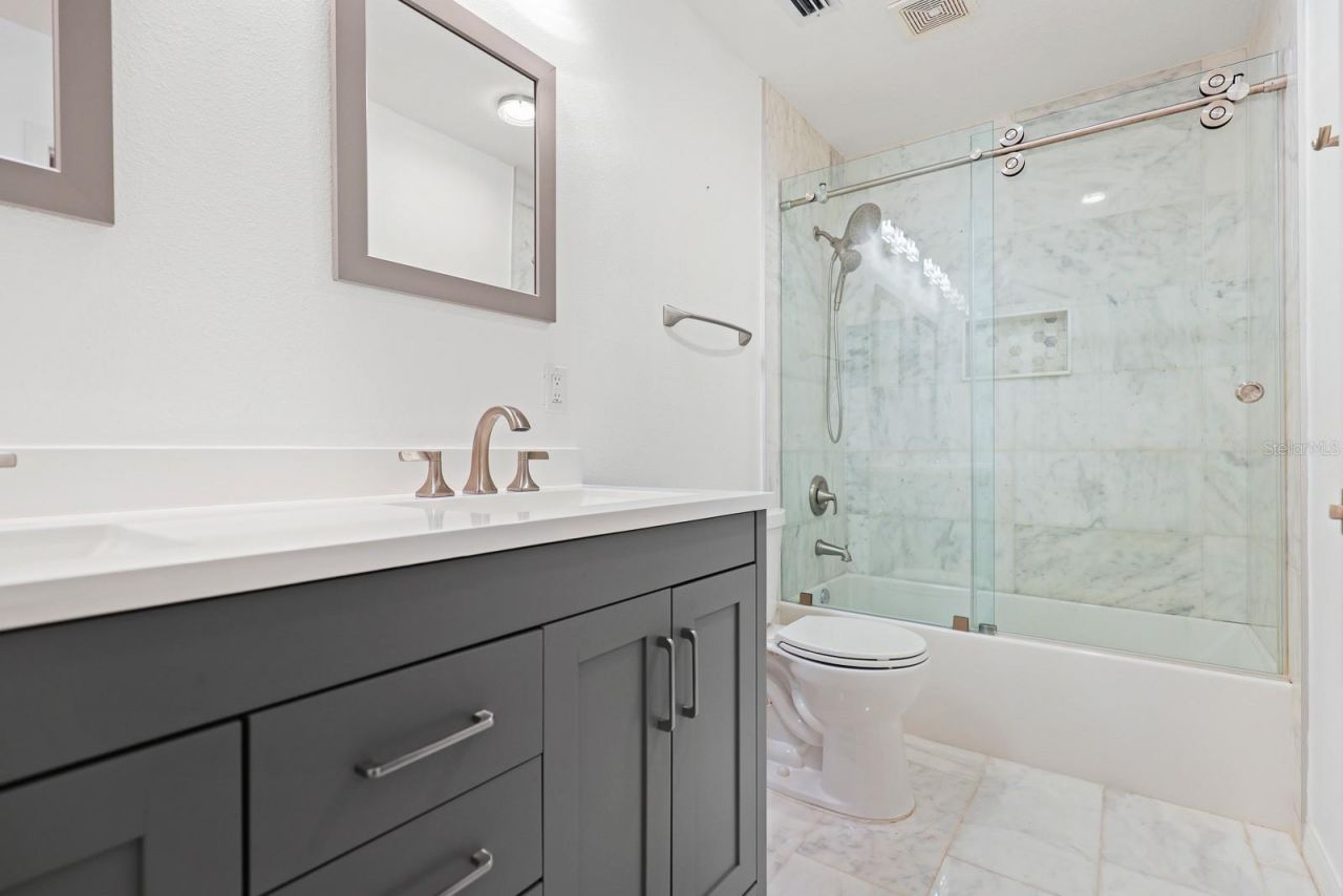 5208 Laurel Pointe Drive , Valrico, FL 33596 Photo