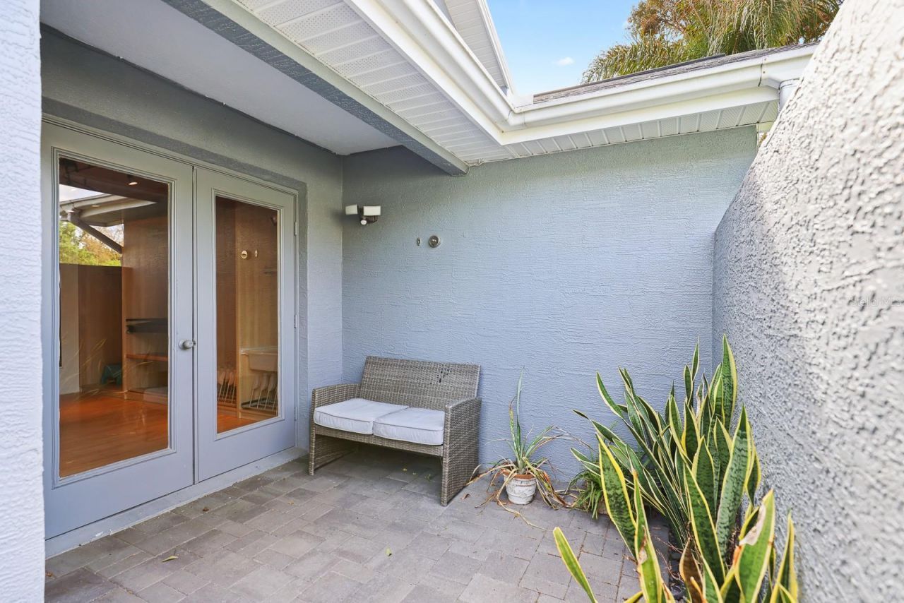 5208 Laurel Pointe Drive , Valrico, FL 33596 Photo