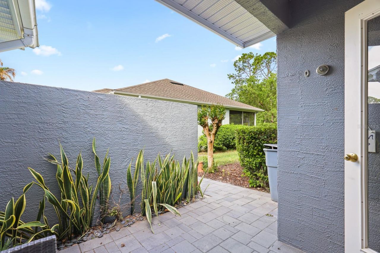 5208 Laurel Pointe Drive , Valrico, FL 33596 Photo