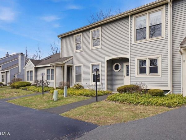 10 Minuteman Court, Clifton Park, NY 12065