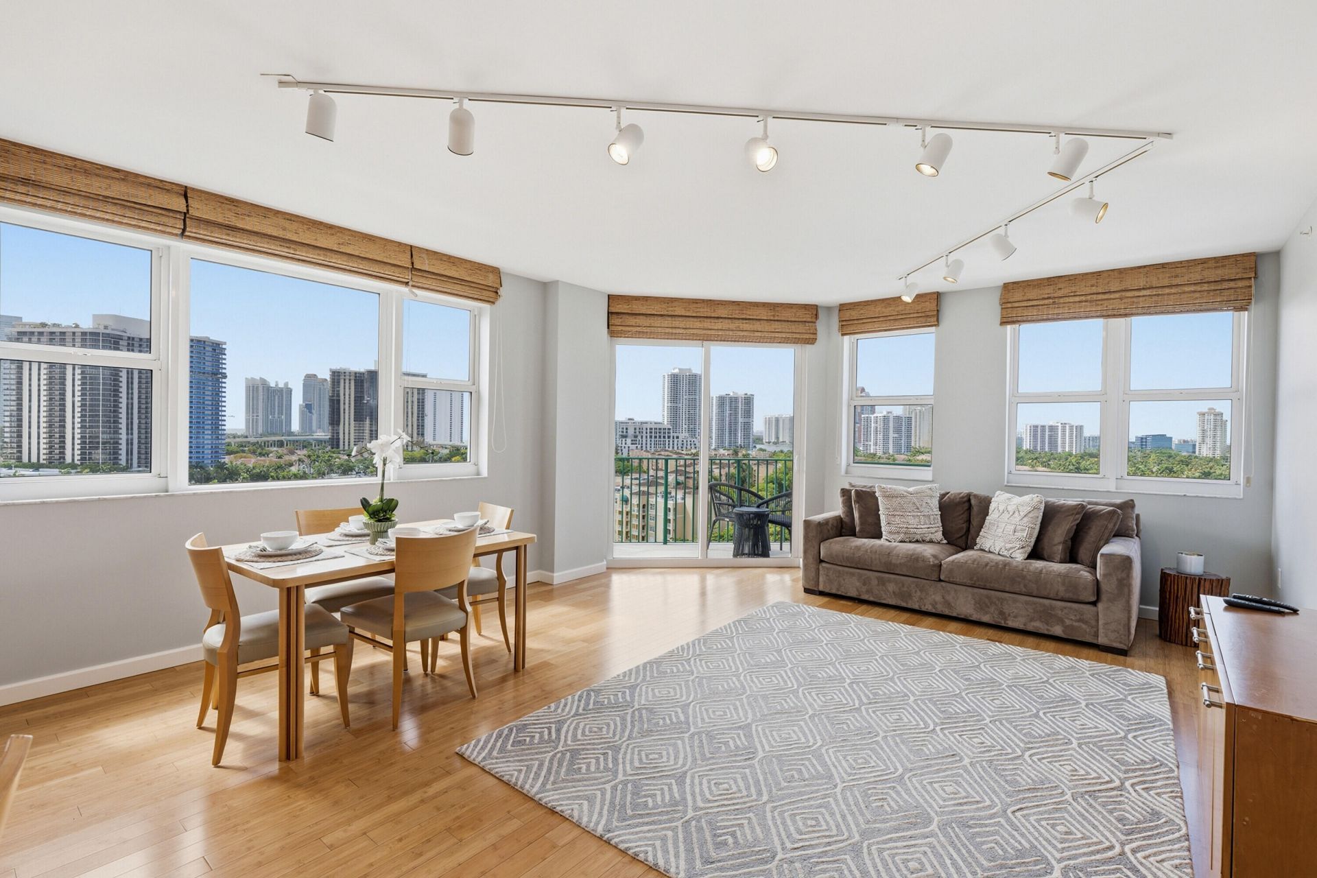 19900 E Country Club Drive, Unit 1101, Aventura, FL 33180 Photo