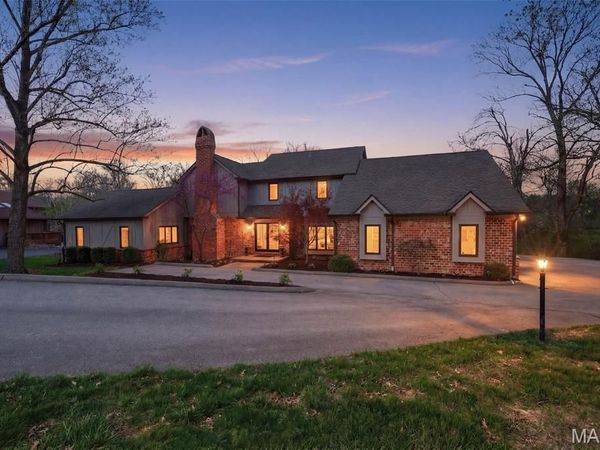 824 Bluespring Lane, Frontenac, MO 63131