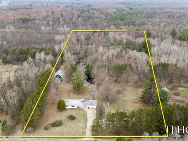 5818 E Sternberg Road, Fruitport, MI 49415