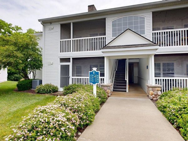 2718 S Knightsbridge Circle, Ann Arbor, MI 48105