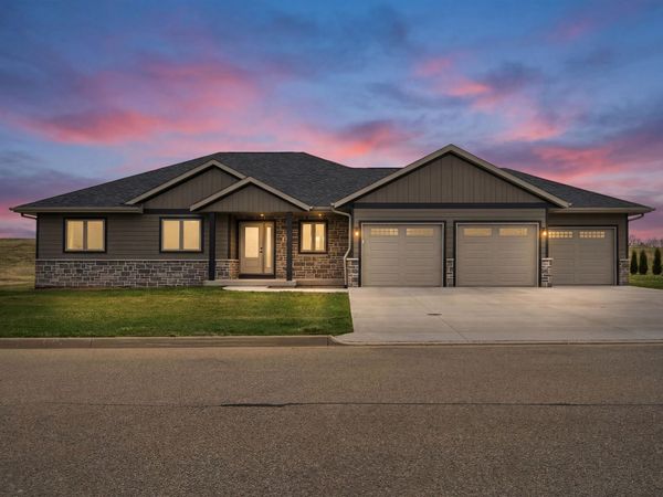 131 Jack Oak Dr SE, Cascade, IA 52033