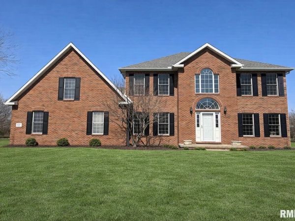 1100 HILLCREST Drive, Washington, IL 61571